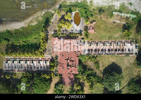 Grande edificio abbandonato con buchi sul tetto e vista dall'alto Foto Stock