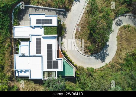 Tetto della casa con pannelli solari e vista piscina sopra la cima con droni Foto Stock