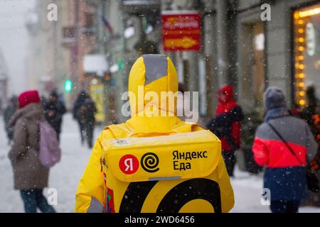 St Pietroburgo, Russia. 18 gennaio 2024. Yandex Food delivery man per le strade di San Pietroburgo. Credito: SOPA Images Limited/Alamy Live News Foto Stock