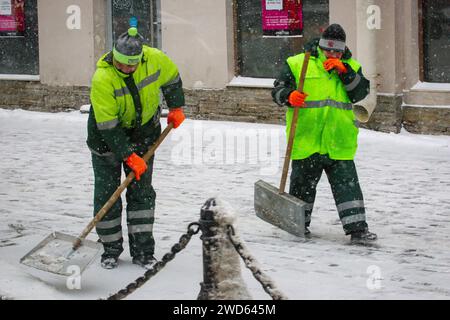 St Pietroburgo, Russia. 18 gennaio 2024. Gli operai puliscono la neve con le pale nelle strade centrali di St Pietroburgo, Russia. Credito: SOPA Images Limited/Alamy Live News Foto Stock