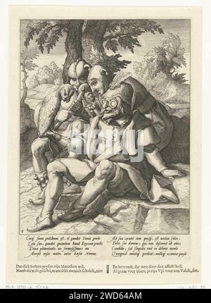 Ognuno crede che il suo gufo sia un falco, Hendrick Goltzius (attribuito a bottega o), dopo Karel van Mander (i), 1590 - 1594 stampa Un uomo siede sul pavimento e guarda attraverso i suoi occhiali il gufo sulla sua mano (e pensa che un falco stia vedendo). Dietro di lui due sciocchi, ognuno con un marot (stretto) in mano. Il proverbio immagina l'idea che tutti pensano di avere o di essere i migliori. Sotto lo spettacolo un verso latino esplicativo di Franco Estius e un testo olandese in stampa di libri. Proverbi, detti, ecc. per incidere sulla carta di Haarlem. gufi. occhiali da vista, occhiali. stupido, simpleton, numteschio Foto Stock