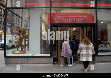 New York, Stati Uniti. 18 gennaio 2024. I clienti entrano in un negozio Nintendo nel centro di Manhattan. Credito: SOPA Images Limited/Alamy Live News Foto Stock