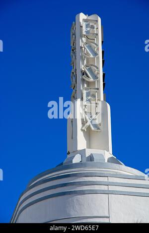1938 stile Art Deco Essex House Hotel, guglia metallica con illuminazione al neon — Miami Beach, Florida; gennaio 2023 Foto Stock