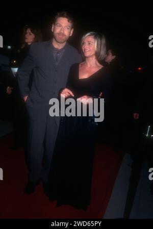 Beverly Hills, California, USA 3 dicembre 1996 il regista/attore Kenneth Branagh e l'attrice Julie Christie frequentano la Columbia Pictures Hamlet Premiere al Samuel Goldwyn Theatre all'Academy of Motion Picture Arts & Sciences il 3 dicembre 1996 a Beverly Hills, California, USA. Foto di Barry King/Alamy Stock Photo Foto Stock