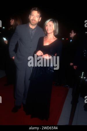 Beverly Hills, California, USA 3 dicembre 1996 il regista/attore Kenneth Branagh e l'attrice Julie Christie frequentano la Columbia Pictures Hamlet Premiere al Samuel Goldwyn Theatre all'Academy of Motion Picture Arts & Sciences il 3 dicembre 1996 a Beverly Hills, California, USA. Foto di Barry King/Alamy Stock Photo Foto Stock