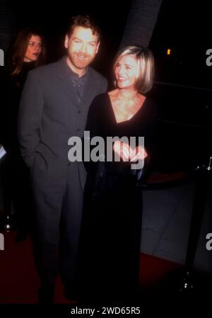 Beverly Hills, California, USA 3 dicembre 1996 il regista/attore Kenneth Branagh e l'attrice Julie Christie frequentano la Columbia Pictures Hamlet Premiere al Samuel Goldwyn Theatre all'Academy of Motion Picture Arts & Sciences il 3 dicembre 1996 a Beverly Hills, California, USA. Foto di Barry King/Alamy Stock Photo Foto Stock