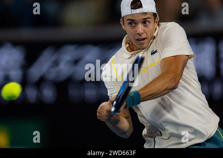 Melbourne, Australia. 18 gennaio 2024. Arthur Cazaux restituisce un tiro durante la partita di singolare maschile del secondo turno tra Arthur Cazaux di Francia e Holger Rune di Danimarca al torneo di tennis Australian Open di Melbourne, Australia, 18 gennaio 2024. Crediti: Chu Chen/Xinhua/Alamy Live News Foto Stock