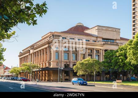 Adelaide, Australia - 19 dicembre 2020: Sir Samuel Way Courts Building come sede principale del tribunale distrettuale dell'Australia meridionale in Victoria Square V. Foto Stock