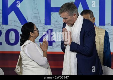 Kolkata, India. 18 gennaio 2024. CALCUTTA, INDIA - 18 GENNAIO: (L-R) il primo ministro del Bengala Occidentale Mamata Banerjee e l'alto Commissario britannico in India Alex Ellis si salutano a vicenda durante l'inaugurazione della 47a Fiera Internazionale del Libro di Calcutta a Central Park, Salk Lake il 18 gennaio 2024 a Calcutta, India. (Foto di Samir Jana/Hindustan Times/Sipa USA) credito: SIPA USA/Alamy Live News Foto Stock