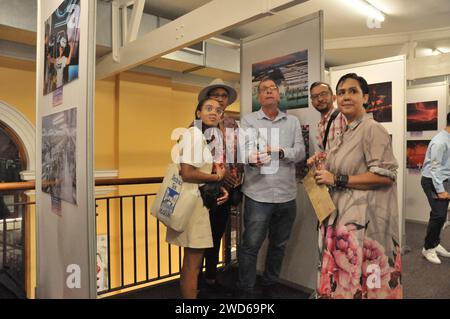 (240119) - CITTÀ DEL CAPO, 19 gennaio 2024 (Xinhua) -- People visit the 'Our New era -- Cities Vitality' Photography Exhibition in Cape Town, Sudafrica, 18 gennaio 2024. Una mostra fotografica che mostra i cambiamenti della vita urbana e i risultati della riforma e dell'apertura della Cina è iniziata giovedì a città del Capo, la capitale legislativa del Sudafrica. La mostra fotografica "Our New era -- Cities Vitality", ospitata dalla China Federation of Literary and Art Circles (CFLAC) e organizzata dalla Shenzhen Federation of Literary and Art Circles (SFLAC), espone un totale di 60 opere fotografiche Foto Stock