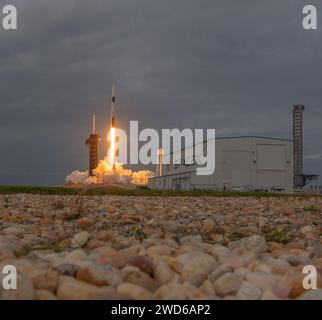 USA. 18 gennaio 2024. Foto di lancio dal sito stampa di 39 e telecamere remote intorno al pad di lancio 39A per SpaceX Axiom missione con equipaggio al ISS Kennedy Space Center Florida Brevard County USA) credito: SIPA USA/Alamy Live News Foto Stock