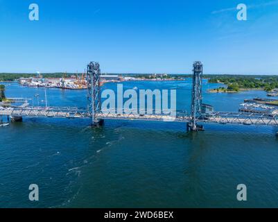 Vista sull'aeria del Ponte Memoriale della prima Guerra Mondiale. Il ponte porta la US Route 1 attraverso il fiume Piscataqua tra Portsmouth, New Hampshire, e Kittery, Maine Foto Stock