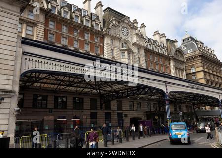 Elegante esterno della stazione ferroviaria Victoria nel centro di Londra. La stazione degli autobus è in primo piano. Foto Stock