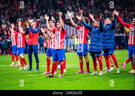 Madrid, Spagna. 19 gennaio 2024. Giocatori dell'Atletico Madrid (da L a R) Stefan Savic, Jorge Resurreccion Jorge Resurrección Merodio, conosciuto come Koke, Axel Witsel, Samuel Lino e Saul Niguez hanno visto celebrare la vittoria con i tifosi durante la partita di calcio valida per il turno dei 16 della Copa del Rey tra Atletico Madrid e Real Madrid disputata all'Estadio Metropolitano. Atletico Madrid 4 : 2 Real Madrid (foto di Alberto Gardin/SOPA Images/Sipa USA) credito: SIPA USA/Alamy Live News Foto Stock