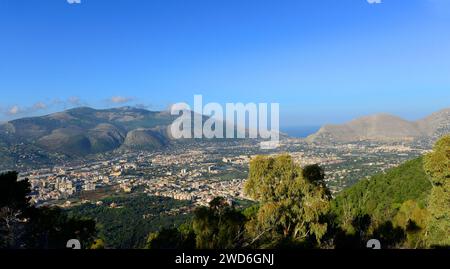 Vista della periferia di Palermo vista dalla cima del Monte Pellegrino. Palermo, Sicilia, Italia. Foto Stock