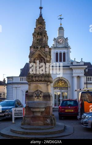 Fontana ornamentale nel mercato di Saffron Walden Foto Stock