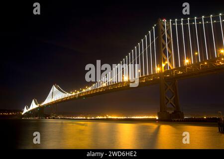 San Franciso-Oakland Bay Bridge di notte, Rincon Park, Embarcadero, San Francisco, California Foto Stock