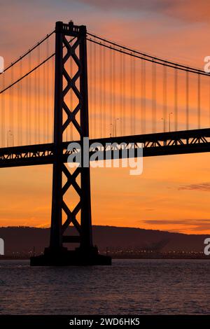 Alba sul San Franciso-Oakland Bay Bridge dal molo 14, Embarcadero, San Francisco, California Foto Stock