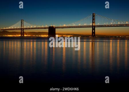 San Franciso-Oakland Bay Bridge Sunrise, Pier 7, Embarcadero, San Francisco, California Foto Stock