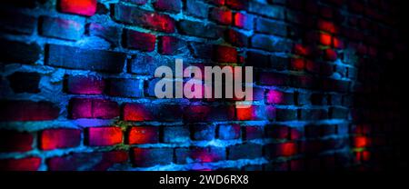 Vecchio muro in mattoni con luci al neon. illustrazione 3d. Foto Stock