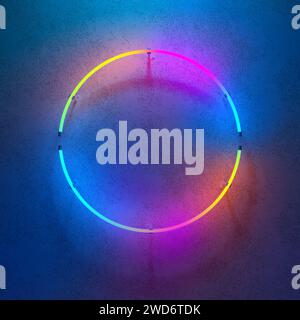 Cornice al neon rotonda e luminosa su parete blu scuro. Gradiente multicolore. illustrazione 3d. Foto Stock