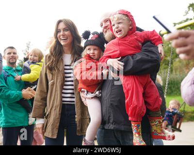 Foto del file datata 01/11/23 della Principessa del Galles che partecipa a una passeggiata del papà nel parco locale durante una visita a 'Dadvengers', una comunità per papà e i loro figli, ad Arnos Grove, a nord di Londra. La principessa del Galles sta trascorrendo il suo quarto giorno in ospedale dopo aver ricevuto una visita da suo marito il Principe di Galles. William ha tenuto la compagnia di Kate al suo capezzale nella London Clinic durante un viaggio privato a basso costo per vedere sua moglie giovedì. Data di emissione: Venerdì 19 gennaio 2024. Foto Stock