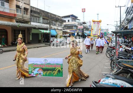 Chumphon, Thailandia - 15 dicembre 2022: Carnevale annuale dei costumi. Foto Stock