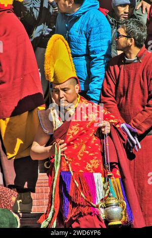 Lama buddista con vaso di preghiera, Festival di Gustor, Pethup Gompa, Monastero di Spituk, Leh, Ladakh, Kashmir, India, Asia Foto Stock