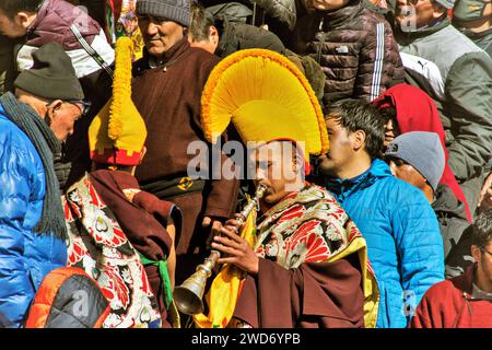 Lama buddista che suona la tromba, strumento musicale Gyaling, Gustor Festival, Pethup Gompa, Monastero di Spituk, Leh, Ladakh, Kashmir, India, Asia Foto Stock