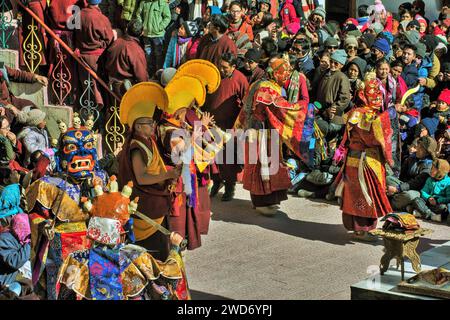 Lama buddista che suona la tromba, strumento musicale Gyaling, Gustor Festival, Pethup Gompa, Monastero di Spituk, Leh, Ladakh, Kashmir, India, Asia Foto Stock