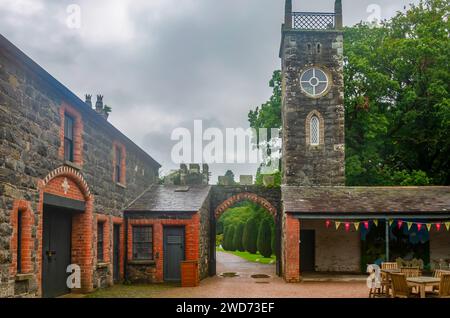 Saintfield, Contea di Down Irlanda del Nord, 17 settembre 2023 - il cortile presso le vecchie stalle nei Rowallane Gardens Foto Stock