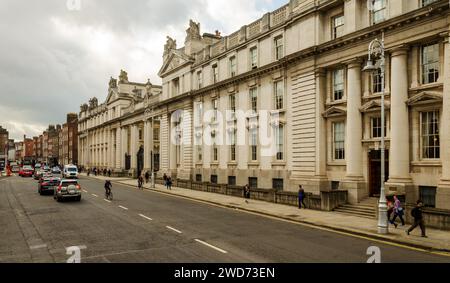 Dublino, Leinster, Irlanda settembre 2023 - edifici governativi di Dublino accanto al fiume Liffey Foto Stock