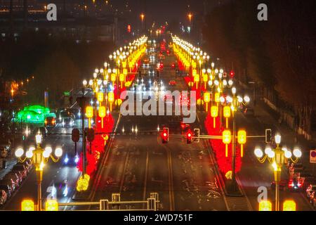 Changchun, Cina. 19 gennaio 2024. Decine di migliaia di lanterne rosse stanno riempendo una strada a Changchun, nella provincia di Jilin, in Cina, il 17 gennaio 2024. (Foto di Costfoto/NurPhoto) credito: NurPhoto SRL/Alamy Live News Foto Stock