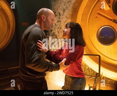 JASON STATHAM e SHUYA SOPHIA CAI in MEG 2: THE TRENCH (2023), diretto da BEN WHEATLEY. Credito: Apelles Entertainment / album Foto Stock