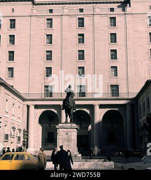 EDIFICIO DE NUEVOS MINISTERIOS FACHADA A LA PLAZA DE SAN JUAN BAUTISTA CON LA ESTATUA DE FRANCO. Posizione: ESTERNO. MADRID. SPAGNA. FRANCISCO FRANCO BAHAMONDE (1892-1975). Foto Stock