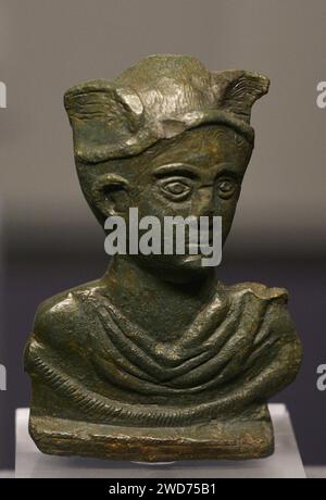 Busto di mercurio. Datata intorno al IV secolo d.C. Bronzo fuso. Dall'antica villa romana di Columbeira. Bombarral, distretto di Leiria, Portogallo. Museo Archeologico Nazionale. Lisbona, Portogallo. Foto Stock