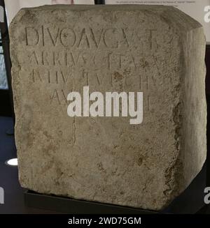 Piedistallo in onore del Divino Augusto, di Caius Arrius Optatus e Caius Iulius Eutychus, due augustalis comunali. Iscrizione: 'Al divino Augusto. Caius Arrius Optatus e Caius Iulius Eutychus, augustales'. Il piedistallo avrebbe sostenuto una statua dell'imperatore situata originariamente nel foro della città di Felicitas Iulia Olisipo. I secolo d.C. Da largo do Contador-Mor, nr. 3 e 4, parrocchia di Santa Maria Maior, Lisbona. Portogallo. Museo Archeologico Nazionale. Lisbona, Portogallo. Foto Stock