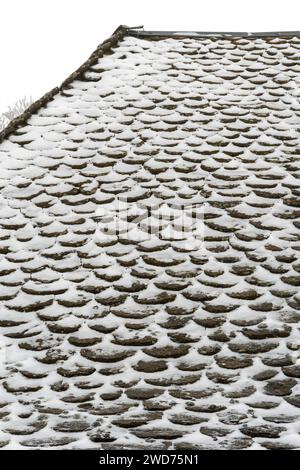 Un tetto piastrellato di un edificio coperto di neve. Aubrac, Francia Foto Stock