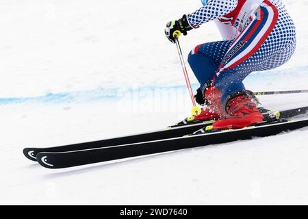 Primo piano dello sci alpino su una pista da sci alpina Foto Stock