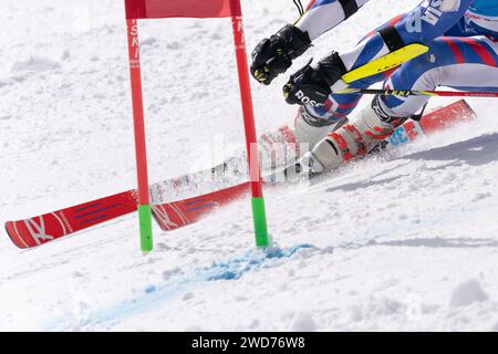 Vista ravvicinata sullo sci alpino lungo una pista da sci alpina Foto Stock
