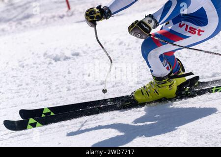 Vista ravvicinata sullo sci alpino lungo una pista da sci alpina Foto Stock