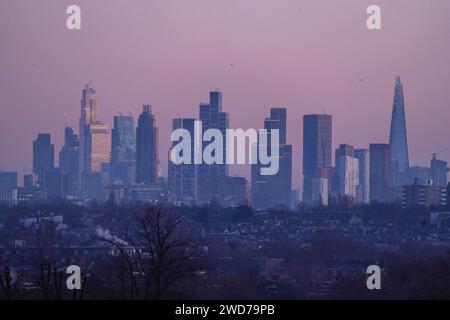 Londra, Regno Unito. 19 gennaio 2024. . Lo skyline di Londra e il quartiere finanziario sotto un cielo rosa al sorgere del sole in una mattinata fredda mentre le temperature di Londra si sono abbassate al gelo . Si prevede che il freddo e le condizioni di congelamento dureranno per il resto della settimana. Crediti: amer ghazzal/Alamy Live News Foto Stock