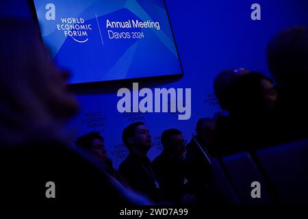 Davos, Svizzera. 19 gennaio 2024. Visualizzazione di un monitor durante un evento del World Economic Forum (WEF). L'incontro annuale del World Economic Forum è considerato uno dei più importanti incontri per politici, top manager e scienziati di alto livello. I dibattiti e le riunioni riservate si concentrano sulle soluzioni alle sfide globali. Credito: Hannes P Albert/dpa/Alamy Live News Foto Stock