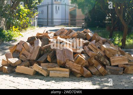 una pila di legna da ardere giace nel cortile della casa Foto Stock