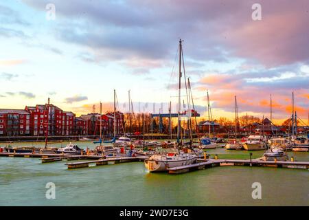 Preston, Lancashire. Meteo Regno Unito. 19 gennaio 2024 Regno Unito Meteo. Alba sulla Marina coperta di ghiaccio di Preston. Le acque ghiacciate della banchina racchiuse contengono ancora un'inquietante alga tossica verde blu che riflette il sole nascente quando un fronte caldo prende il sopravvento, portando ulteriori avvertimenti meteorologici di forti venti e forti piogge. Credit; MediaWorldImages/AlamyLiveNews Foto Stock