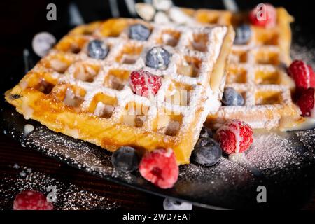 Waffle belgi Liegi con bacche, mirtilli mirtilli di atene lamponi mirtilli Foto Stock