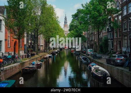 Una vista panoramica di splendidi edifici lungo un fiume ad Amsterdam, Paesi Bassi Foto Stock