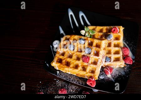 Waffle belgi Liegi con bacche, mirtilli mirtilli di atene lamponi mirtilli Foto Stock