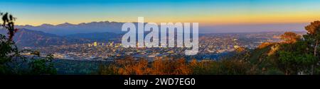 Panorama del tramonto sulle montagne Glendale e San Gabriel in California Foto Stock