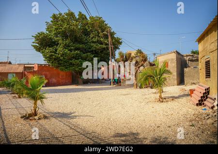 Scena di strada a Joal Fadiouth, in Senegal, un villaggio costruito su un'isola di conchiglie unica Foto Stock